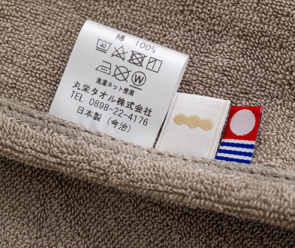 グレー