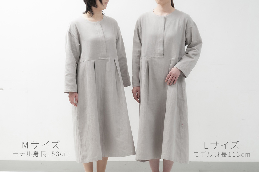 グレー